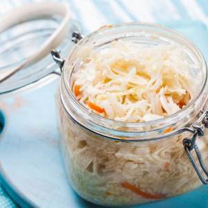 Почему нельзя выливать рассол квашеной капусты: недооцененный продукт