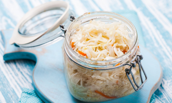 Почему нельзя выливать рассол квашеной капусты: недооцененный продукт